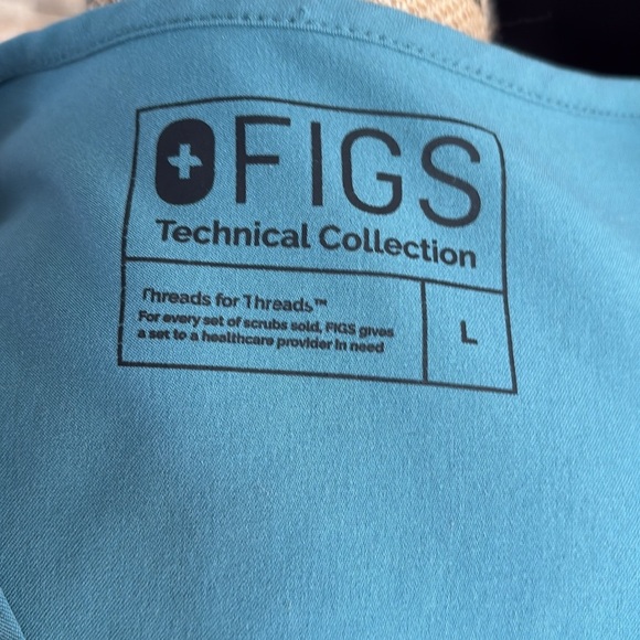 FIGS v-neck short sleeve two front pocket scrub shirt in a blue green color - Picture 11 of 16
